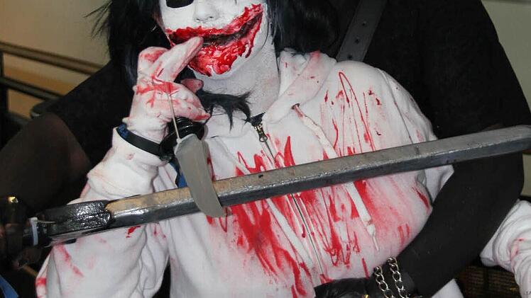 Oberhaider Messer-Horror: Sabrina (vorn) gibt "Jeff the Killer" aus "Creepypasta". Dahinter verbergen sich keine gruseligen Nudeln, sondern Schauergeschichten aus dem Internet - und Jeff ist einer der bekanntesten. Julia (hinten) verkörpert "Dark Link" aus dem Videospiel "Zelda". Er ist ein übler, aber flinker Bösewicht, der verdammt schnell mit dem Schwert umgehen kann. Foto: nat