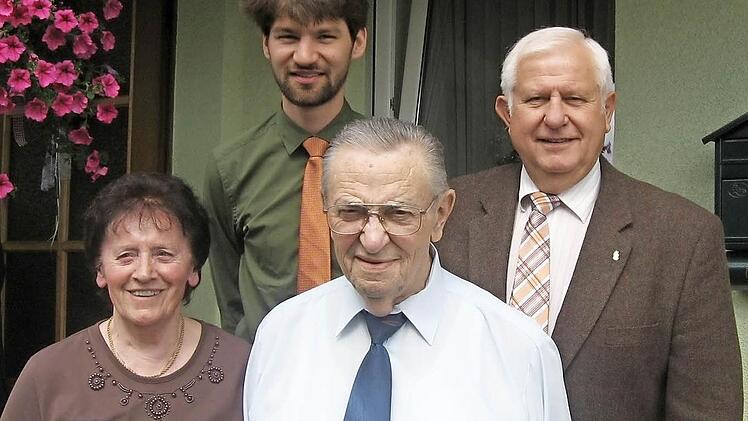 Das Jubelpaar (vorn) mit Bürgermeister Michael Bergrab (hinten links) und dem stellvertretenden Landrat Johann Pfister Foto: p
