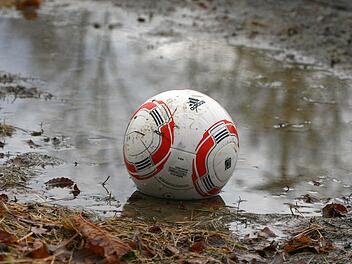 Der Dauerregen sorgt für Spielabsagen im Fußball.  Foto: Monika Limmer