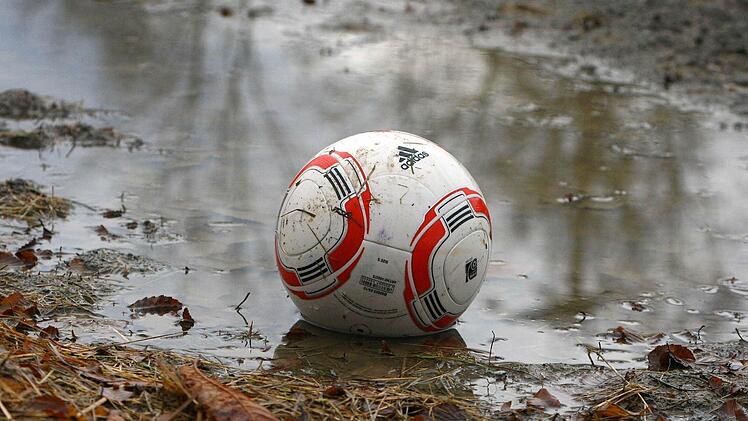 Der Dauerregen sorgt für Spielabsagen im Fußball.  Foto: Monika Limmer