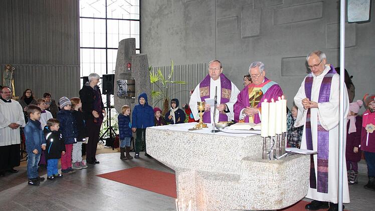 Bilder vom Besuch des Bischofs in Garitz. Fotos: Ralf Ruppert