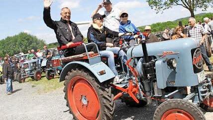 Bürgermeister Jürgen Kohmann, Carina Mackert, Walter Mackert und Kian (v. l.) auf historischem Gefährt Foto: Gerda Völk