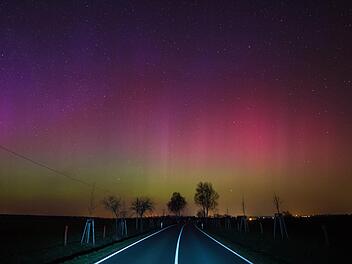 Eindrucksvolle Polarlichter, wie hier am Nachthimmel am 17. März 2015 über einer Landstraße nahe Lietzen im Landkreis Märkisch-Oderland (Brandenburg), sind in Franken vergangene Nacht leider ausgeblieben. Foto: dpa