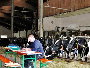 Mit dem iPhone in der Landwirtschaft: Matthias Kohl stellt sich der betrieblichen Abschlussprüfung.  Foto: Werner Vogel