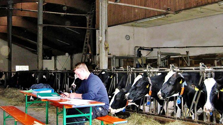 Mit dem iPhone in der Landwirtschaft: Matthias Kohl stellt sich der betrieblichen Abschlussprüfung.  Foto: Werner Vogel