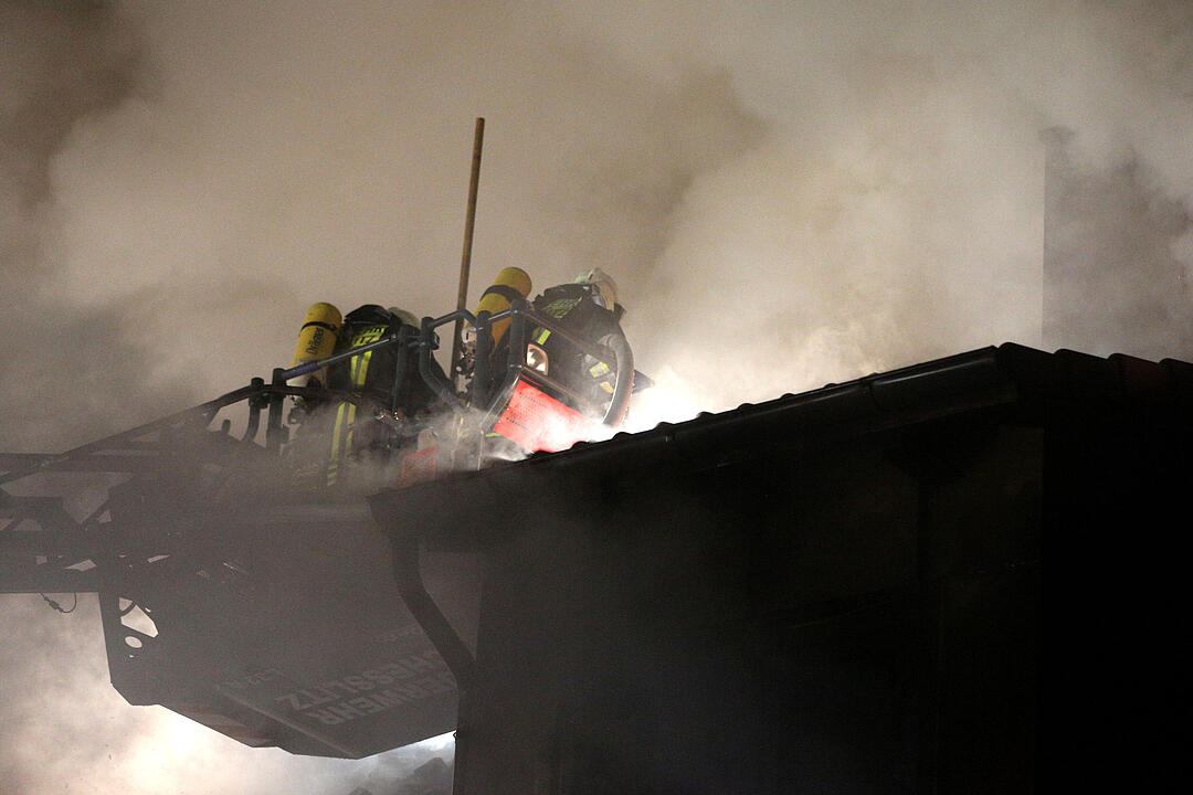 Flammen schlugen aus dem Dachstuhl von Wohnhaus - Feuerwehrmann stuerzt von Drehleiter, zwei weitere Verletzte