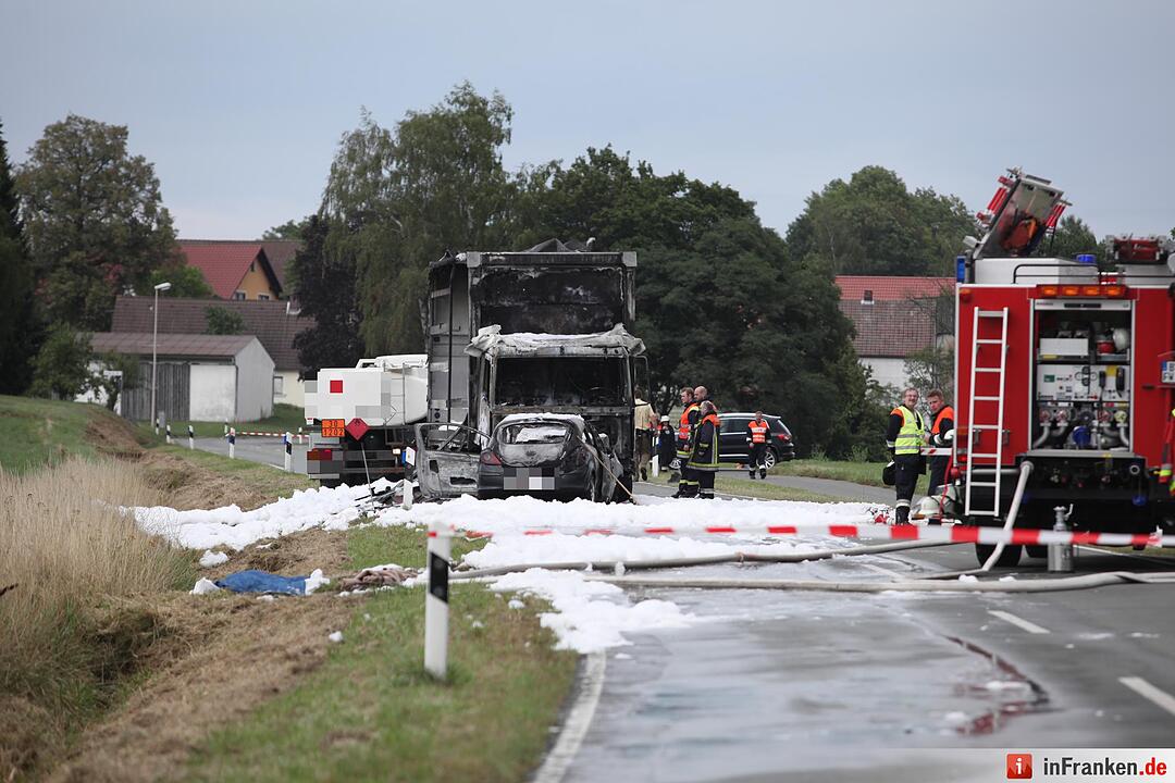Auto und Lkw fangen nach Frontalzusammenstoss Feuer - Fahrerin stirbt