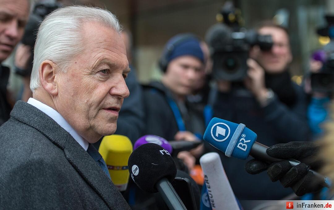 Rüdiger Grube, Vorstandsvorsitzender der Deutschen Bahn, gibt am 10.02.2016 am Rathaus in Bad Aibling (Bayern) ein Statement an die Medienvertreter ab. Am 09.02.2016 waren zwei Meridian-Nahverkehrszüge der privaten Bayerischen Oberlandbahn auf der eingleisigen Strecke zwischen Holzkirchen und Rosenheim bei hohem Tempo frontal ineinander gekracht. Zehn Menschen starben. Foto: Matthias Balk/dpa