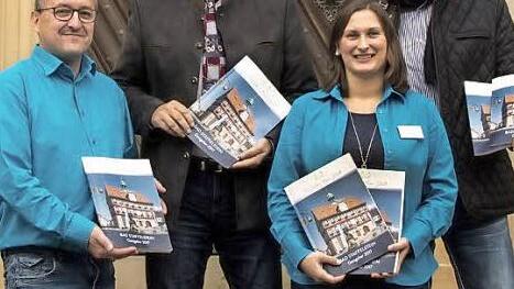 Pr&auml;sentieren das neue G&auml;steverzeichnis (von links): Markus Alin, Bgm. J&uuml;rgen Kohmann, Carolin B&ouml;hmer und Petzer B&auml;umel Foto: Hartmut Klamm