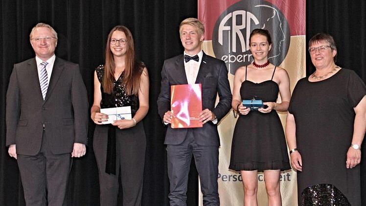 Stolz auf ihre Leistungen können die drei Besten Abiturienten sein. "Eingerahmt" vom stellvertretenden Schulleiter Martin Pöhner (links und Oberstufenkoordinatorin Christine Bördlein (rechts) zeigt das Foto weiter von links: Leonie Kröner, Ebern (1,2), Henrik Schleicher, Rentweinsdorf (1,3) und Alina Beierlieb Gerach (1,5).  Foto: Helmut Will