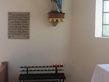 Der neue Kerzenständer mit Opferstock in der  Kapelle in Baad. Diese Kapelle gehört der Gemeinde und wurde saniert.Petra Malbrich
