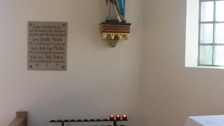 Der neue Kerzenständer mit Opferstock in der  Kapelle in Baad. Diese Kapelle gehört der Gemeinde und wurde saniert.Petra Malbrich