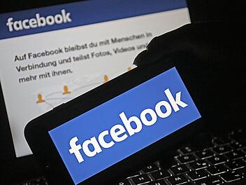 Gefährdet Facebook die Demokratie durch subtile Manipulation?   Das soziale Netzwerk ist auch in der Region Bamberg in die Kritik geraten. dpa