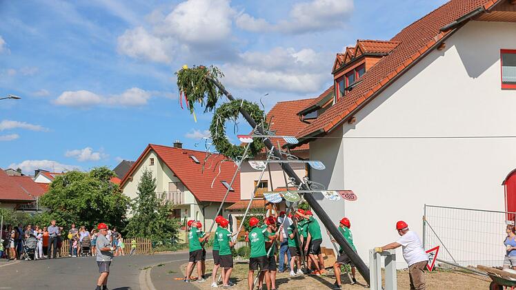 Auch der Baum wurde aufgestellt.Foto: Stadt Hallstadt