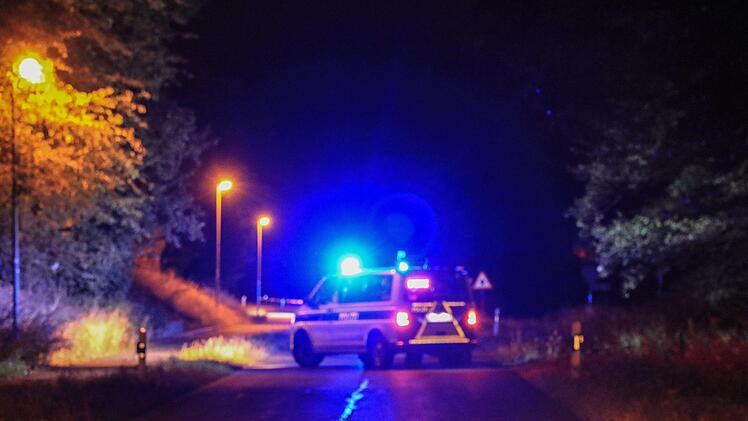 Ein verdächtiges Paket hielt am Samstagabend die Einsatzkräfte an der  A73 in Oberfranken in Atem: Wegen des in arabischer Sprache beschriftenen Päckchens war die Autobahn bei Bamberg für mehrere Stunden komplett gesperrt. Foto: News5/Merzbach