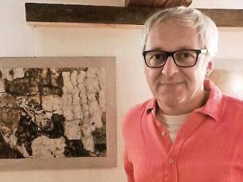 J&uuml;rgen Schmidl zeigte seine Baumrindenbilder. Foto: Britta Schnake