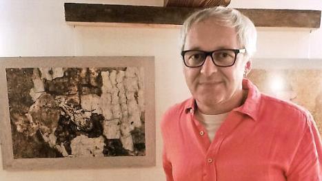 J&uuml;rgen Schmidl zeigte seine Baumrindenbilder. Foto: Britta Schnake