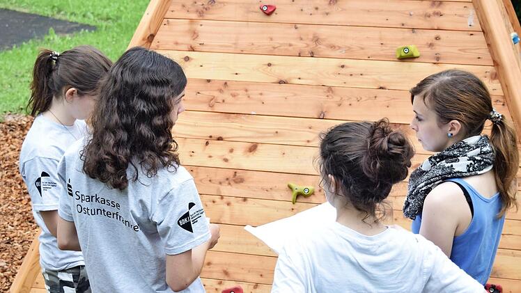 Die "Dreamer" schauen zufrieden auf die gelungene Fertigstellung einer Kletterwand mit Katharina Hofmann (rechts).  Fotos: Günther Geiling