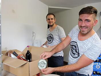 Christian Roßmann und Sebastian Tröster wollen die Regionalvermarktung stärken. Jetzt organisieren sie den Rhöner Wurstmarkt mit. Er findet in diesem Jahr digital statt.  Foto: Johannes Schlereth/Archiv