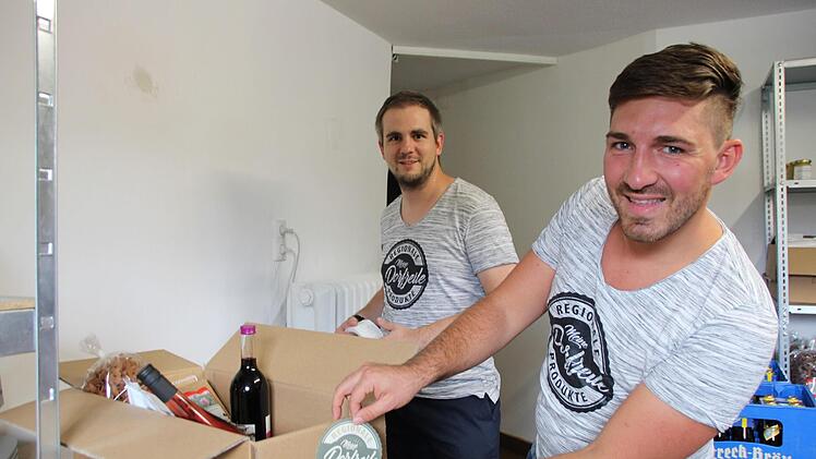Christian Roßmann und Sebastian Tröster wollen die Regionalvermarktung stärken. Jetzt organisieren sie den Rhöner Wurstmarkt mit. Er findet in diesem Jahr digital statt.  Foto: Johannes Schlereth/Archiv