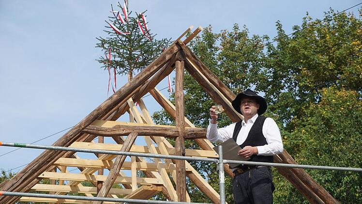 Zimmermann Michael Weber hob das Glas und sprach den Richtspruch. Foto: Marion Eckert