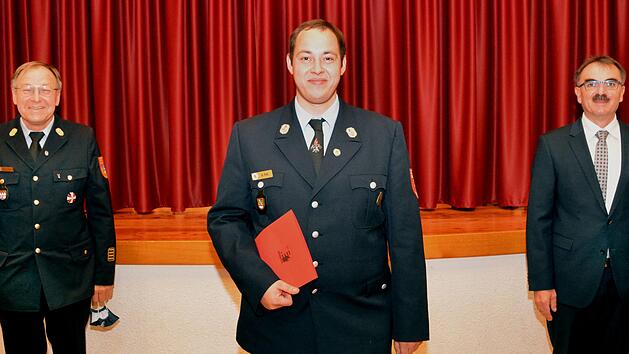 Sebastian Fell (Bildmitte) erhielt das Jugend Ehrenabzeichen des Freistaates Bayern durch Kreisbrandrat Benno Metz (links) und B&uuml;rgermeister Harald Hofmann &uuml;berreicht. Foto: Peter Rauch