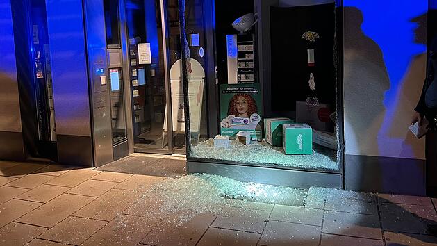 Forchheim: Auto kracht in Schaufenster von Apotheke - "lauter Knall"