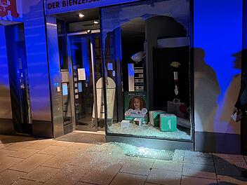 Forchheim: Auto kracht in Schaufenster von Apotheke - "lauter Knall"