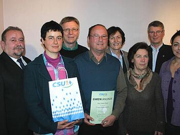 Erich Hegwein, Martina Michel, Franz Hoffmann, Christine Bender, Katharina Wanner, Gernot Stratenberg, Iris Klose. In der Mitte Oskar Stapf, geehrtes Mitglied.