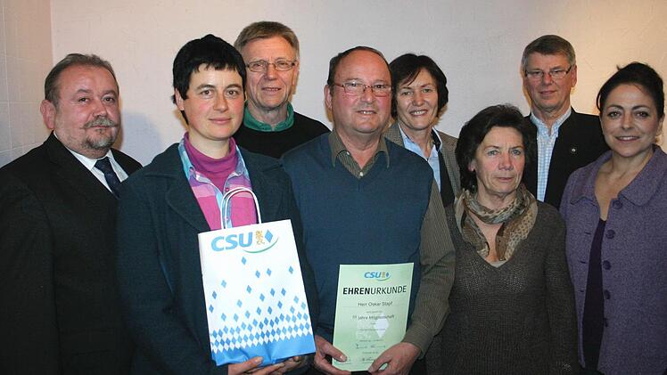 Erich Hegwein, Martina Michel, Franz Hoffmann, Christine Bender, Katharina Wanner, Gernot Stratenberg, Iris Klose. In der Mitte Oskar Stapf, geehrtes Mitglied.