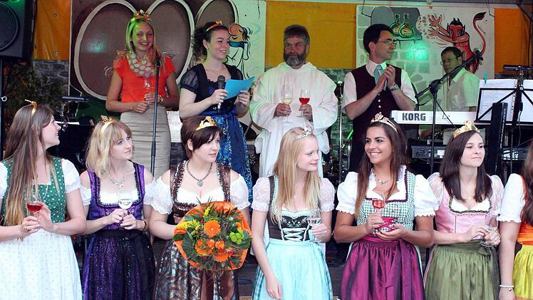 Umrahmt vom fränkischen Weinadel eröffnet Astheims Weinprinzessin Beate Flößer im KLosterhof das örtliche Weinfest.