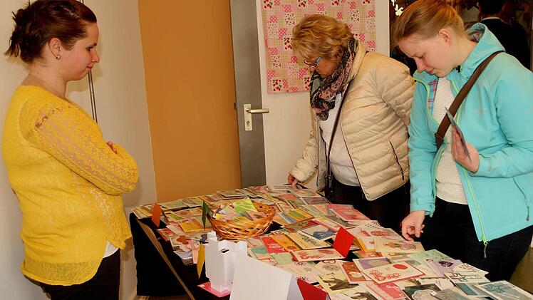 Auch Hobbybastler stellten ihre Produkte aus; hier bei einem Sortiment an Glückwunschkarten.