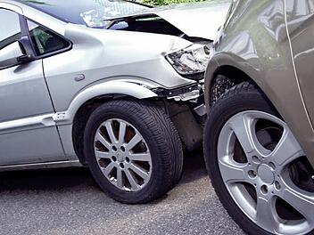 Nachdem eine 25-jährige ins Schleudern geriet mussten mehrer Autos ausweichen. Dabei stießen zwei Autos zusammen und eine Frau wurde schwer verletzt. Symbolbild: djd/Itzehoer Versicherungen