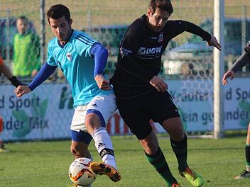 Felix Burkel (l.) und Jahn Forchheim setzten sich am vergangenen Wochenende im Topspiel der Landesliga Nordwest mit 2:0 gegen Abtswind an. Am Sonntag gastiert die TG Höchberg beim Jahn.  Foto: Andreas Stöckinger