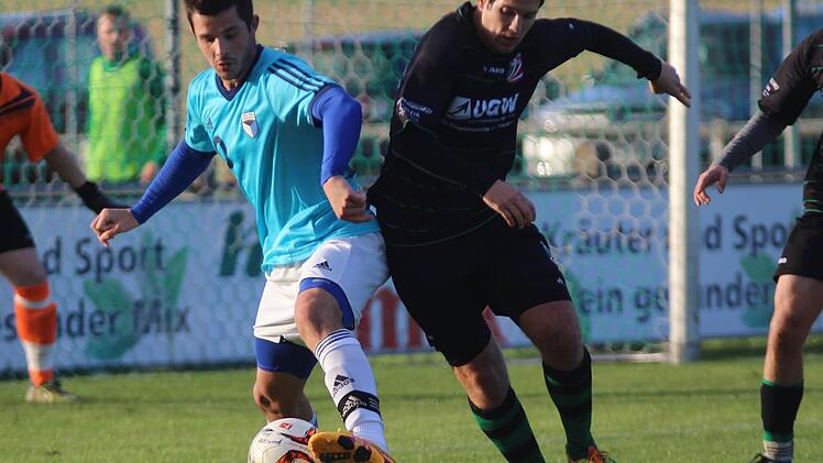 Felix Burkel (l.) und Jahn Forchheim setzten sich am vergangenen Wochenende im Topspiel der Landesliga Nordwest mit 2:0 gegen Abtswind an. Am Sonntag gastiert die TG Höchberg beim Jahn.  Foto: Andreas Stöckinger