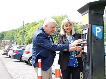 Oberbürgermeister Norbert Tessmer und Zweite Bürgermeisterin Birgit Weber machen sich schon mal schlau, wie der Parkscheinautomat funktioniert. Der Parkplatz soll in den nächsten Tagen noch ausgeschildert werden. Foto: Simone Bastian