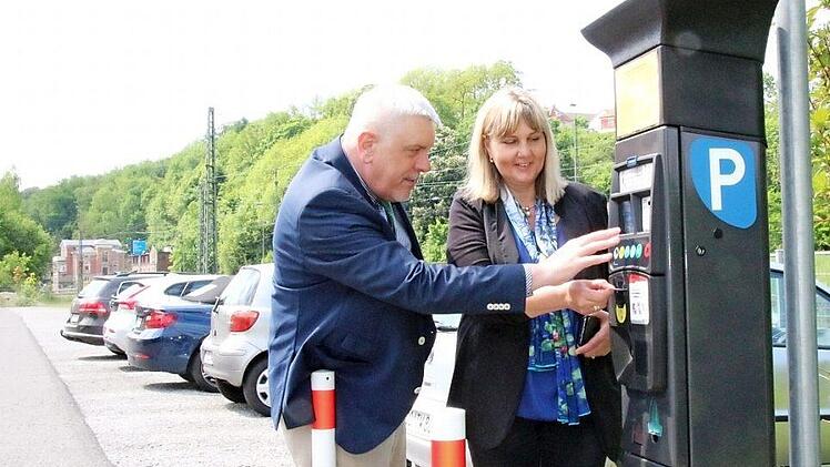 Oberbürgermeister Norbert Tessmer und Zweite Bürgermeisterin Birgit Weber machen sich schon mal schlau, wie der Parkscheinautomat funktioniert. Der Parkplatz soll in den nächsten Tagen noch ausgeschildert werden. Foto: Simone Bastian