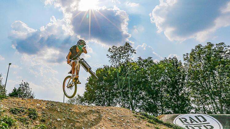 Der 13-j&auml;hrige Joel schwebt mit Leichtigkeit &uuml;ber den H&uuml;gel. Foto: Matthias Hoch