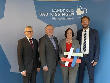 Bad Kissingens Landrat Thomas Bold (2. von links) mit Anja Binder, Vorsitzende des IHK-Gremialausschusses, Roland Friedrich, stv. Vorsitzender des IHK-Gremialausschusses (links) und Dr. Sascha Genders, Gesch&auml;ftsf&uuml;hrer des IHK-Gremialausschusses (rechts). Foto: Jan-Markus Momberg