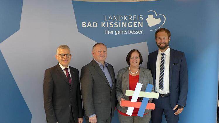 Bad Kissingens Landrat Thomas Bold (2. von links) mit Anja Binder, Vorsitzende des IHK-Gremialausschusses, Roland Friedrich, stv. Vorsitzender des IHK-Gremialausschusses (links) und Dr. Sascha Genders, Gesch&auml;ftsf&uuml;hrer des IHK-Gremialausschusses (rechts). Foto: Jan-Markus Momberg