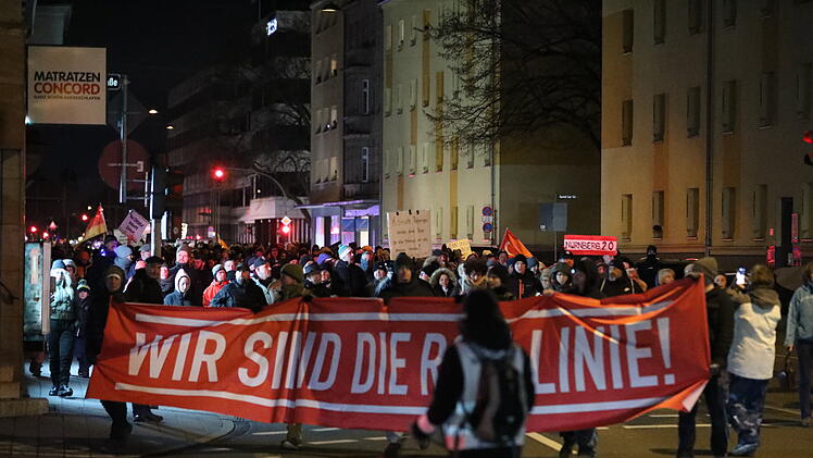 Corona-Spaziergang durch Fürth: Mehr Teilnehmer als erwartet