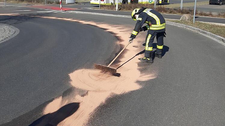 Bubenreuth: "Verunreinigte Fahrbahn": Dieselspur im Gewerbegebiet Bruckwiesen gemeldet