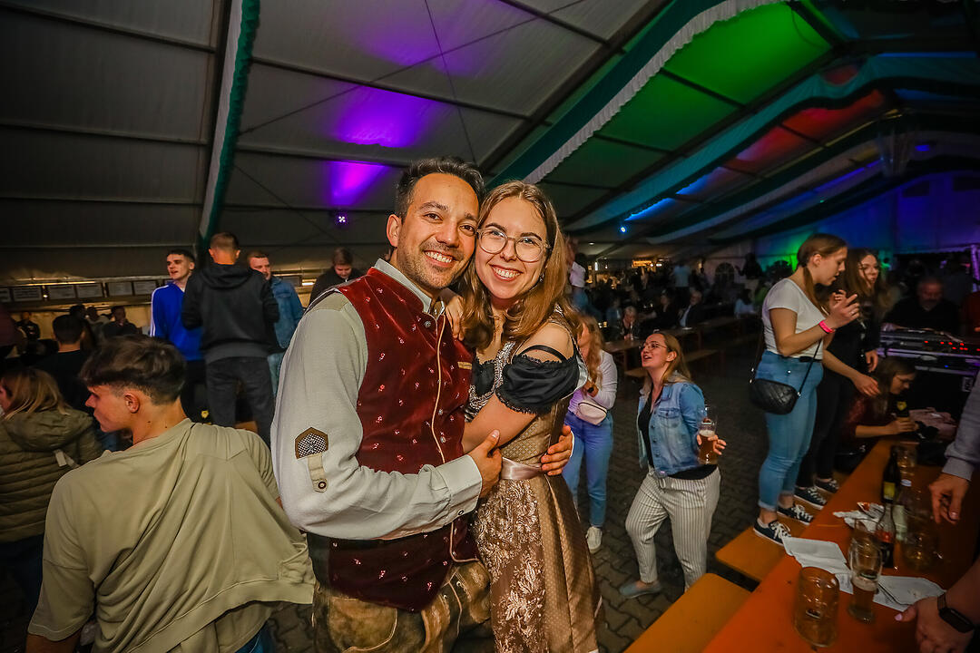 Samstagsparty im Festzelt!
