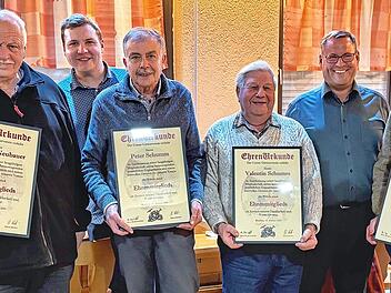 Verantwortliche und Geehrte freuen sich (v.l.): Christian Burgis, Heinrich Neubauer, Georg Neubauer, Peter Schumm, Valentin Schumm, Hans-Jürgen Eichfelder, Manfred Burgis und Johann Strobler. &#160;&#160;
