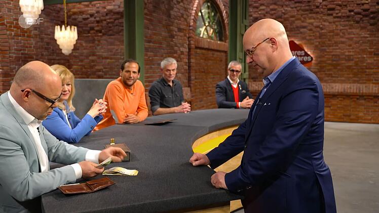 Für 4.750 Euro ging das außergewöhnliche Stück an Benjamin Leo Leo: "Ich bin wirklich ganz gerührt, und das, obwohl die Kiste leer ist."