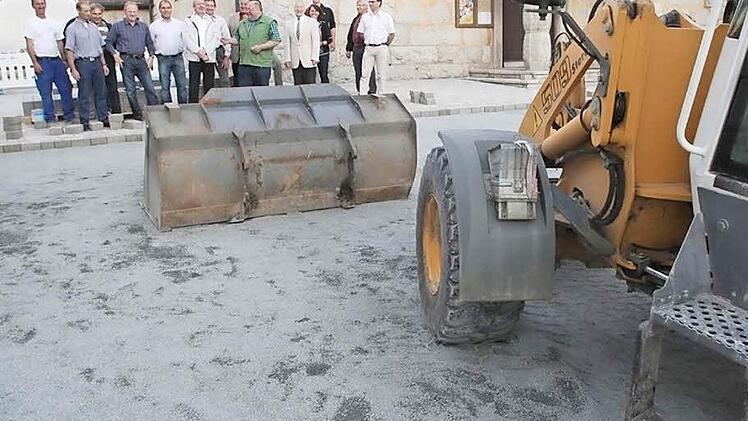 Auf dem Dorfplatz in Hochstahl bestimmen derzeit die Baumaschinen das Bild.  Foto: Georg Wolf