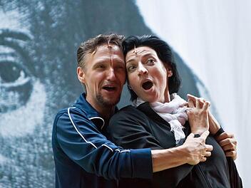 Streitbare Liebe: Als Petruchio versucht Dirk Mestmacher, die widerspenstige Katharina (Lenneke Willemsen) zu zähmen. Fotos: Jochen Berger