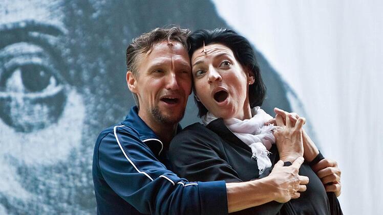 Streitbare Liebe: Als Petruchio versucht Dirk Mestmacher, die widerspenstige Katharina (Lenneke Willemsen) zu zähmen. Fotos: Jochen Berger