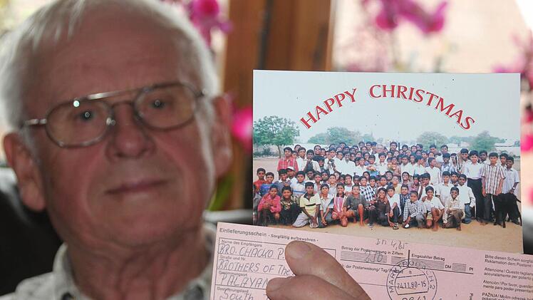 Als Dank für sein Engagement erhält Ottmar Deuerling jedes Jahr eine Weihnachtskarte aus Indien. Unten im Bild ist seine erste Überweisung an das Waisenhaus in Kurichy zu sehen, datiert auf den 24. November 1980.  Foto: Anna-Lena Lessmann