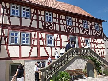 Sehr beeindruckt zeigte sich der Kreistag-Ausschuss für Kultur, Sport und Tourismus von der Sanierung des Anwesens Häpp in Nassach. Hier wurden die Sanierung eines Denkmals und die Schaffung von hochwertigen Ferienwohnungen auf ideale Weise verbunden.  Foto: Sabine Weinbeer